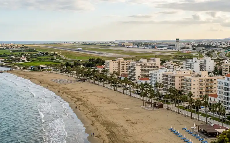 Larnaka 2026: malownicze widoki miasta, plaż i lotniska, idealne na relaks i odkrywanie Cypru