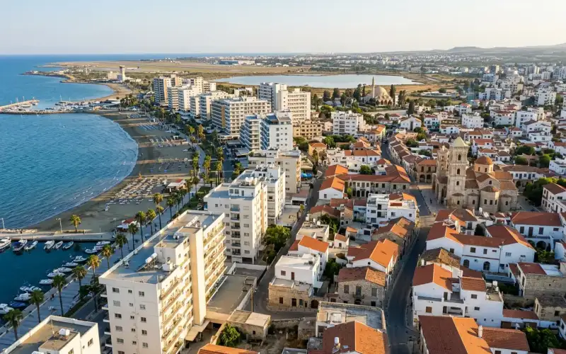 Malownicza Larnaka, Cypr, zachwyca historyczną architekturą i palmami Finikoudes, idealna na wakacje w 2026 roku