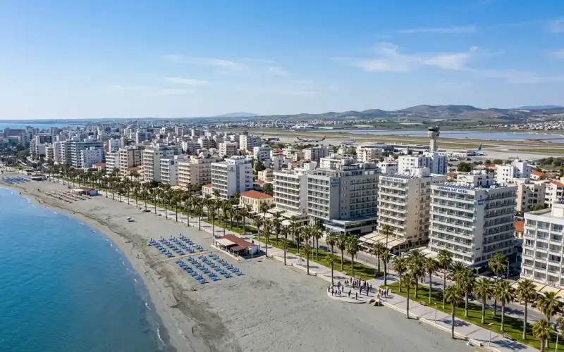 Larnaka wita turystów: nowoczesne hotele, piękne plaże i bliskość lotniska - idealne na wakacje w 2026 roku