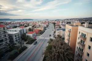 Larnaka w styczniu 2026: widok z lotniska na miasto, piękne plaże i hotele w naturalnym świetle