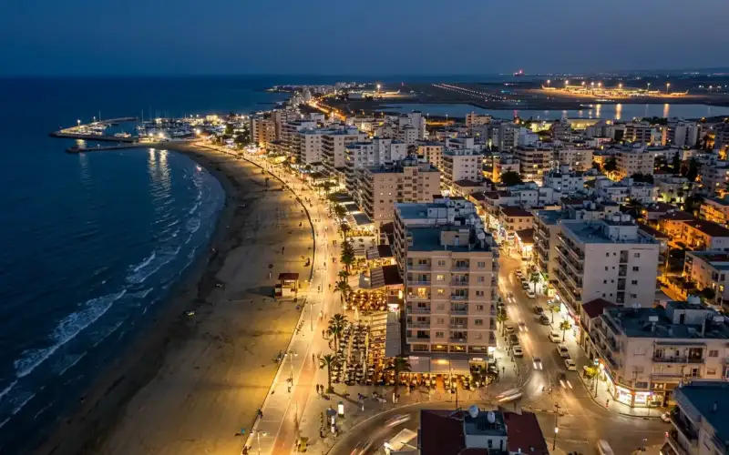 Larnaka nocą: migoczące światła miasta, plaże i lotnisko w bliskiej odległości