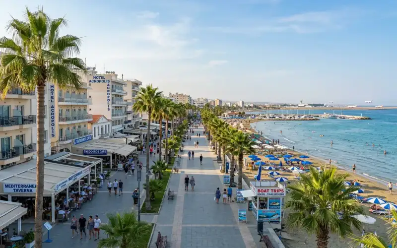 Larnaka: malownicze widoki Finikoudes, plaż miejskich i hoteli, idealne na relaks po przylocie