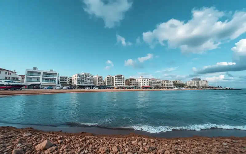 Plaża Mackenzie w Larnace zachęca do relaksu z widokiem na miasto i pobliskie hotele